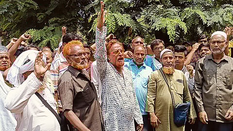 आईएनटीटीयूसी नेता राजू अहलूवालिया के साथ प्रदर्शन करते ऑटो ड्राइवर