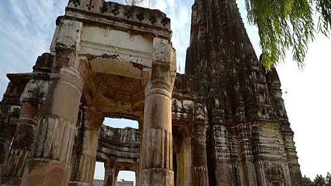 पाकिस्तान में 100 साल पुराने हिंदू मंदिर की जमीन पर अवैध कब्जा