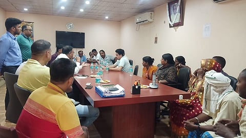 मुआवजा के लिए हो रही बैठक