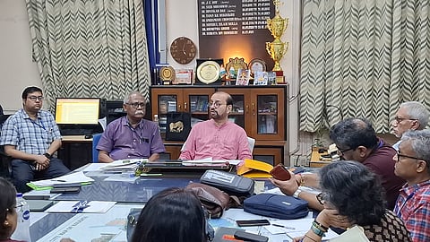 कोरोना की स्थिति को लेकर बैठक करते डिप्टी मेयर अतिन घोष साथ में हैं केएमसी के मुख्य स्वास्थ्य अधिकारी सुब्रत रॉय चौधरी 