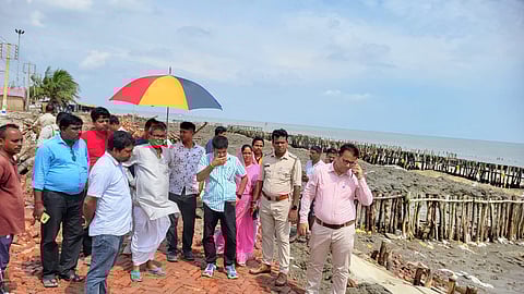 मंत्री बंकिम चंद्र हाजरा निरीक्षण करते हुए, साथ में हैं कई अधिकारी