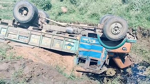 बालू लदा ट्रक पलटा, कूदकर ड्राइवर ने बचाई जान