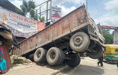 दो गाड़ियों को धक्का मारने के बाद दुकानों में घुसा ट्रक, बीटी रोड पर लगा रहा जाम