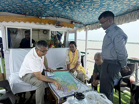 मंत्री बीरबाहा हांसदा मैप देखती हुई, साथ में हैं कई अधिकारी