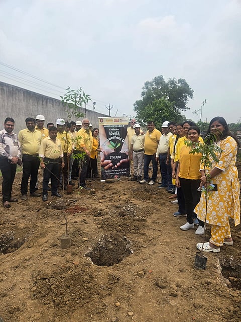 विश्व पर्यावरण दिवस पर विद्यार्थियों में स्कूल बैग और पौधों का वितरण