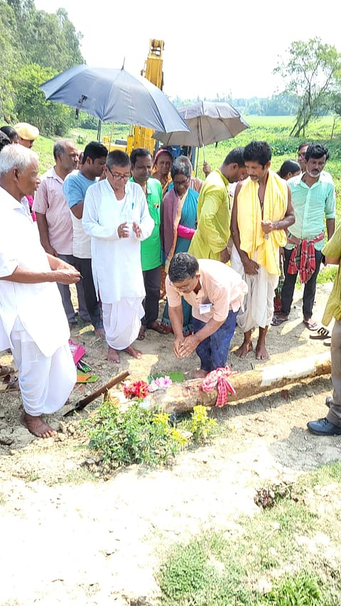 नदी बांध की मरम्मत कार्यों की आधारशिला रखते हुए मंत्री बंकिम चंद्र हाजरा