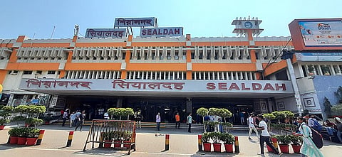 पहले युवक की गर्दन पर चाकू से किया वार, फिर उसके रुपये लूटकर स्टेशन पर उड़ा दिये