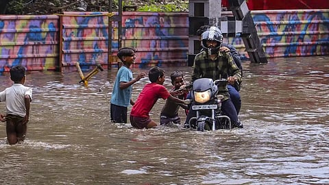 पूर्वोत्तर में भारी बारिश, बाढ़ का कहर थमा, उत्तर-पश्चिम हफ्ते भर रहेगी गर्मी!