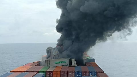 केरल तट के पास बड़ा हादसा, जहाज में लगी आग 