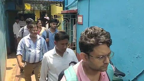 सीमा शुल्क विभाग के अधिकारी तृणमूल नेता के घर तलाशी अभियान चलाते हुए 