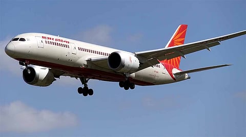 Mayday, Mayday... अहमदाबाद प्लेन क्रैश से पहले पायलट ने किसे किया था कॉल?