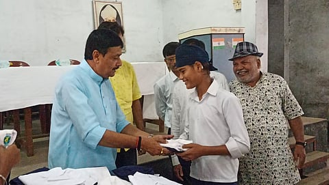 चेयरमैन ने शैक्षणिक विकास के लिए 250 बच्चों को प्रदान की यूनिफॉर्म