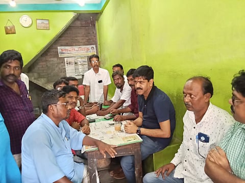 विधायक शौकत मोल्ला कैनिंग पूर्व में जनसंपर्क अभियान चलाते हुए 