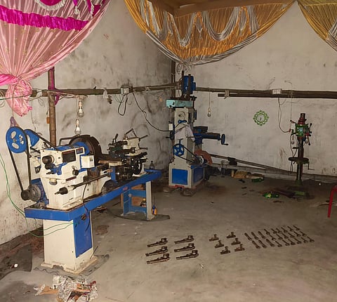 बोकारो में मैरेज हॉल की आड़ में चल रहा था अवैध हथियार कारखाना, दो गिरफ्तार