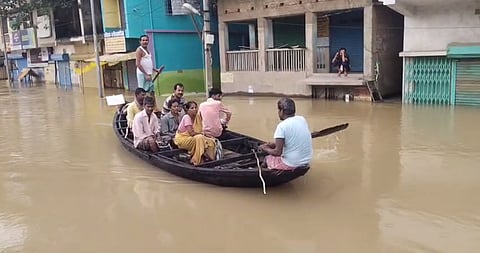 घाटाल में बाढ़ आने से नौका बनी आवागमन का सहारा