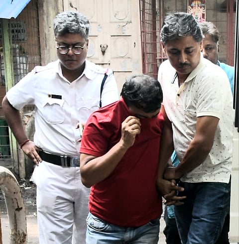 गिरफ्तार अभियुक्त को अदालत में पेश करती हुई पुलिस