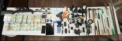केएमसी डकैती मामले में चोर से बरामद नकदी और अन्य आपत्तिजनक सामान 