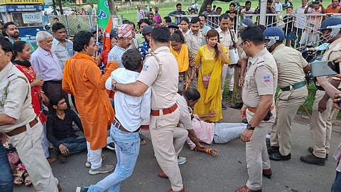 विधायक अग्निमित्रा पॉल को विस से निकालने को लेकर भाजपा ने किया विरोध प्रदर्शन