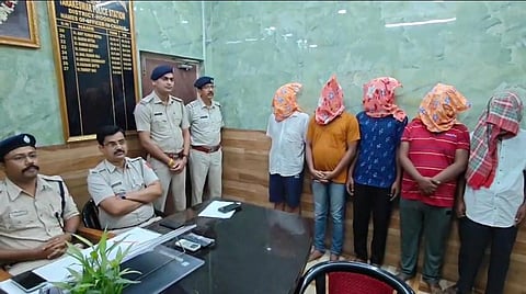 तारकेश्वर थाने की पुलिस ने बैंक को चुना लगाने के आरोप में गिरफ्तार अभियुक्तों को दिखाते हुए 