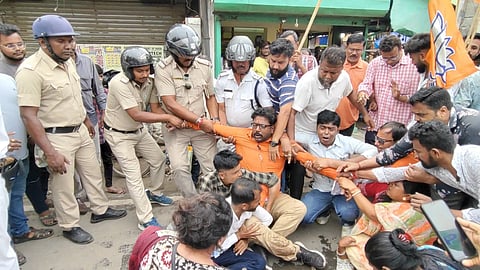 कसबा कांड के विरोध में भाजपा कर्मी विरोध प्रदर्शन करते हुए 