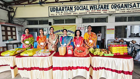 वृद्धाश्रम जाकर बुजुर्गों संग बिताये पल, भेंट की सहयोग सामग्री  