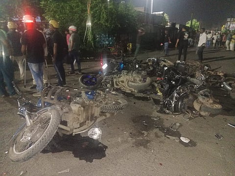 बजबज में वाहनों में तोड़फोड़ की तस्वीर