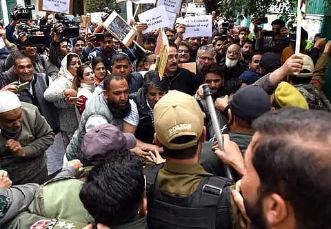 पीडीपी के मार्च को पुलिस ने रोका, कई नेता हिरासत में

