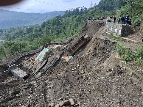 फेसामा गांव के अंतर्गत किसामा निकास द्वार के पास ‘पूरी तरह से ध्वस्त’ राजमार्ग-2 खंड से गुजरते छात्र