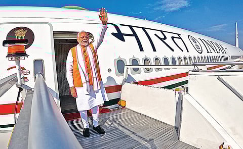 ब्रिक्स के लिए रवाना होते प्रधानमंत्री नरेंद्र मोदी