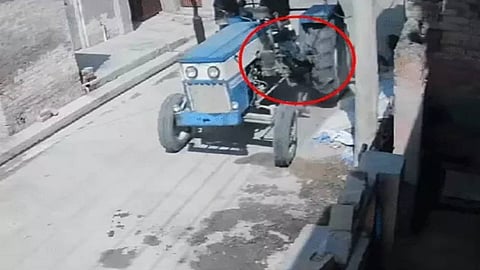 ट्रैक्टर के पहिए के नीचे आने से 4 साल की बच्ची की मौत
