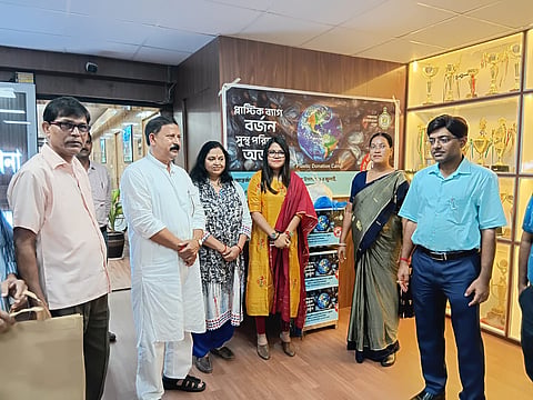 अलीपुर में प्लास्टिक बैग मुक्त दिवस मनाने के दौरान ‌‌मौजूद नीलिमा मिस्त्री विशाल व अन्य 