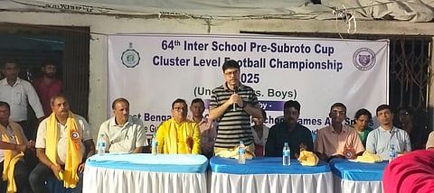 खेल के महत्व को बताते एसडीओ ‍विश्वजीत भट्टाचार्य