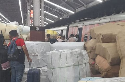 kolkata, railway, bengal, luggage, platform, passenger 
