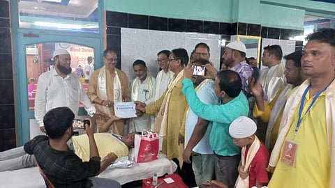 रक्तदान इंसानों का मिलन कराता है- मंत्री