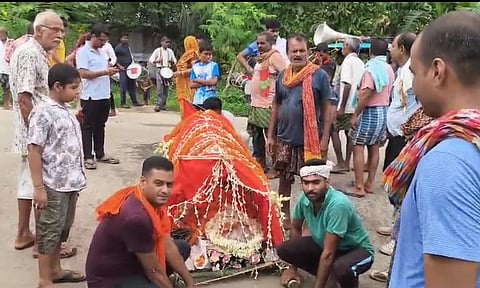 बैंड-बाजे के साथ शव ले जाते घोष परिवार के लोग 