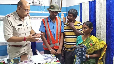 बाइक से गिरा मोबाइल फोन, रुपये से भरा बैग, पुलिस ने लौटाया          