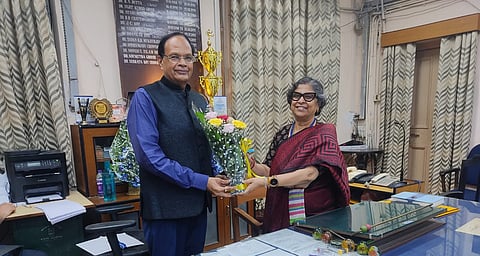 कोलकाता नगर निगम की नव नियुक्त मुख्य स्वास्थ्य अधिकारी डॉ. रनिता सेन गुप्ता का अभिनंदन करते हुए प्रेरणा फाउंडेशन के ट्रस्टी  पवन टिबडेवाला