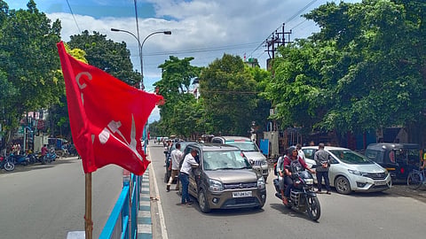 केंद्रीय ट्रेड यूनियनों के बंद का शहर में मिला-जुला असर