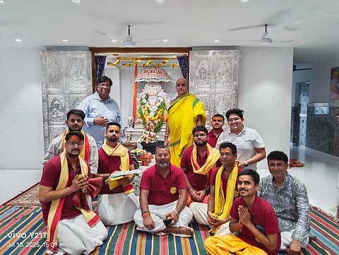 राज राजेश्वरी मंदिर में गुरु पूर्णिमा के दौरान ली गई तस्वीर