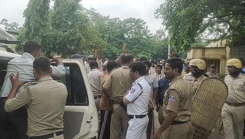 धरना पर बैठ समस्त ग्राम कमेटी के लोगों पर पुलिस के लाठीचार्ज का आरोप 