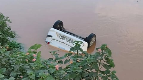 नहर में गिरी कार