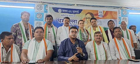 बैठक में उपस्थित अध्यक्ष अमित गुप्ता, उत्तर 24 परगना जिला तृणमूल हिंदी प्रकोष्ठ के चेयरमैन अशोक शर्मा, टीटागढ़ नगर पालिका के चेयरमैन  कमलेश साव, गारुलिया नगर पालिका के वाईस चेयरमैन अशोक शर्मा, बनगांव जिला तृणमूल हिंदी प्रकोष्ठ के अध्यक्ष केके मिश्रा, जिला सभापति जितेंद्र साहा, पार्षद रमेश साव व अन्य।