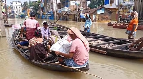 घाटाल में बाढ़ आने से चल रहीं नौकाएं