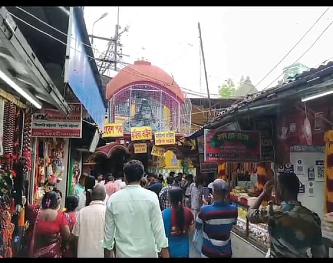 तारकेश्वर मंदिर में भीड़ की तस्वीर