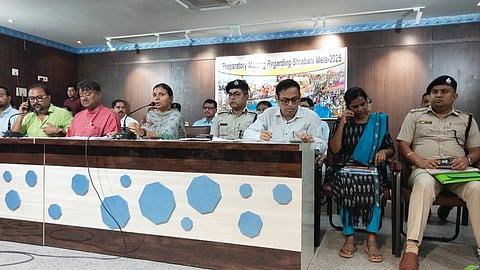 समीक्षा बैठक के दौरान मौजूद मंत्री बेचाराम मन्ना, डीएम मुक्ता आर्या व अन्य 