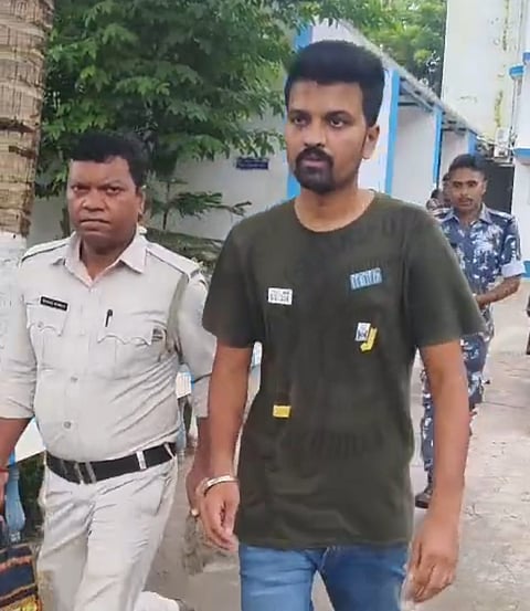 पुलिस अभियुक्त को गिरफ्तार कर अदालत ले जाती हुईं