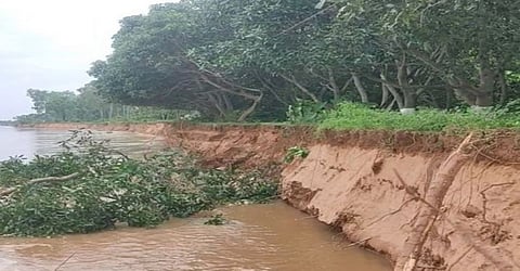 झाड़ग्राम के गोपीबल्लभपुर में स्वर्णरेखा नदी से कट रही तटभूमि