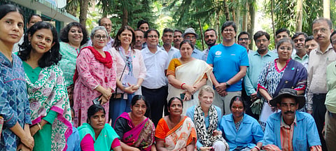 यूनिसेफ की भारतीय प्रतिनिधियों ने  विष्‍णुपुर में जिले की पहली प्लास्टिक अपशिष्ट प्रबंधन इकाई का दौरा किया, साथ में हैं एडीएम जिला परिषद सौमेन पाल व अन्य