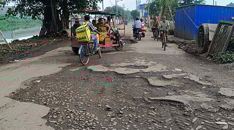 लिलुआ स्टेशन की ओर जा रहे हैं, तो संभल जाइये! यहां सड़कें हो गई हैं जानलेवा