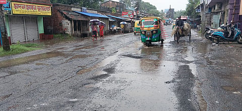बदहाल बजबज ट्रंक रोड से गुजरते हुए वाहनों की तस्वीर